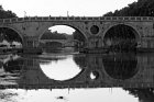 Le pont Sisto sur le Tibre, au fond le pont Mazzini