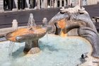 Détail sur la fontaine Barcaccia sur la place d'Espagne