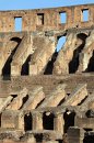 Les murs de soutien des gradins à l'intérieur du Colisée