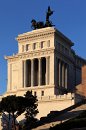 Le monument à Victor-Emmanuel II ; au 1er plan on aperçoit la cordonata capitolina