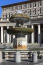 Le Vatican : fontaine signée Carlo Maderno sur la place Saint-Pierre