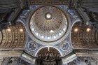 Le Vatican : contreplongée sur le dôme de la basilique Saint-Pierre