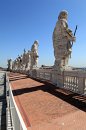 Le Vatican : les statues monumentales en haut de la façade de la basilique Saint-Pierre