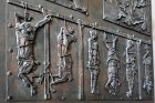 Le Vatican : détail sur une des portes de la basilique Saint-Pierre