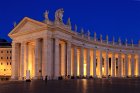 Le Vatican : colonnade sur la place Saint-Pierre