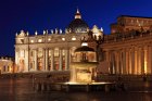 Le Vatican : place, basilique Saint-Pierre et fontaine de Carlo Maderno