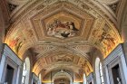 Plafond richement décoré d'une galerie du musée du Vatican