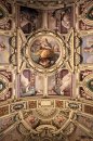 Plafond richement décoré d'une galerie du musée du Vatican