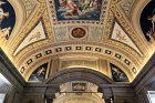 Plafond richement décoré d'une galerie du musée du Vatican