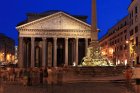 Le Panthéon vu depuis la place de la Rotonde avec sa fontaine surmontée d'un obélisque