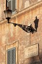 Une façade sur  La Piazza di Santa Maria in Trastevere