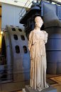 Une statue exposée devant un alternateur