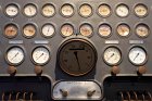 Détail sur un pupitre de commande dans la salle des machines