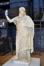 Statue devant la culasse d’un des moteurs diesel