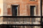 Inscriptions latines sur la façade d'un immeuble dans le centre de Rome