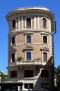 Bel immeuble à l'angle des rues Giuseppe Zanardelli et dei Soldati