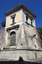 Tour d'angle sur le mur d'enceinte de la villa Aldobrandini
