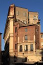 Immeuble dans le centre de Rome au coucher du soleil