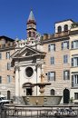 Une des fontaines en marbre sur la place Farnèse