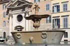 Une des fontaines en marbre sur la place Farnèse