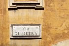 Plaque de rue sur une façade de la via di Pietra